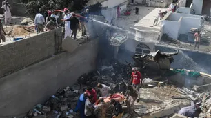 Un avión con cien personas a bordo se estrelló en el sur de Pakistán