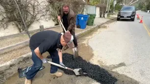 Arnold Schwarzenegger puso manos a la obra