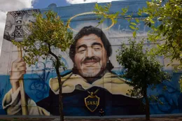 Diego Maradona inmortalizado en La Boca por Alfredo Segatori