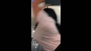 Video | Le pegó con una notebook en la cabeza a su pareja en el medio de un avión