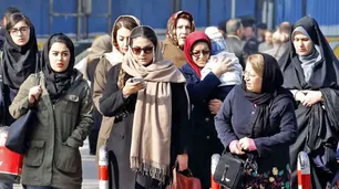 Después de las violentas protestas, Irán revisa la ley que obliga al velo femenino