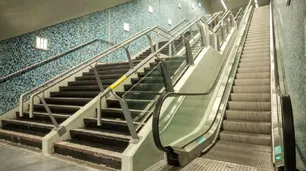 Video | Pidió viajar gratis en subte porque no andaban las escaleras y las encendieron