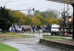 Decenas de familias aún acampan frente al asentamiento de Lugano