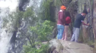 Multaron a una familia por hacer grafitis en una cascada de Tanti