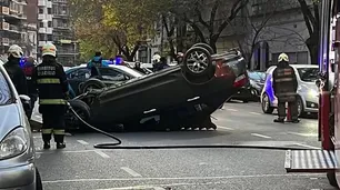 Caballito: un hombre chocó, volcó, se fugó y dejó a una mujer atrapada en el auto