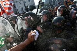 Marra se retiró del Congreso escoltado, un diputado intentó impedir la detención de 5 mujeres y agredieron a un militante libertario