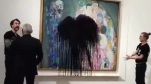 Video: dos activistas atacaron una obra maestra de Klimt en Viena