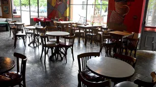 Cuáles son las ciudades dónde se puede tomar una cerveza en un bar y comprar zapatos
