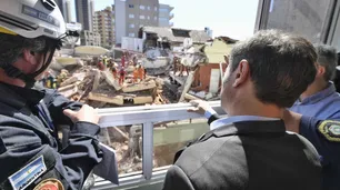 Axel Kicillof en la zona del derrumbe en Villa Gesell: le agradeció a bomberos y al ministerio de Patricia Bullrich