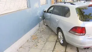 Choque en Villa del Parque: uno de los autos quedó incrustado en una casa
