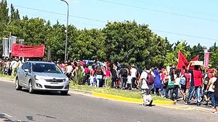 Piquetes a los countries, la nueva forma de protesta de un sector de la CTEP