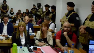 Escándalo en la audiencia del caso Cecilia: Marcela Acuña intentó irrumpir con pancartas y generó disturbios