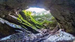 “Jurassic Park” bacteriano: hallan en Rumanía un microbio de 5.000 años resistente a antibióticos modernos