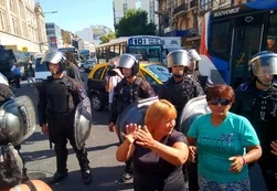 Luego del caos, los manteros siguen apostados y hay tensión