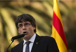 Puigdemont prepara respuesta a gobierno central, que amenaza suspender autonomía