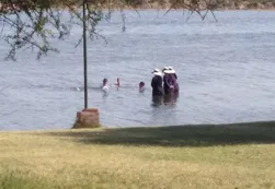 Polémica: tres mujeres menonitas se bañaron vestidas en un río