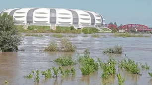 Sigue el alerta roja en Santiago del Estero: el río desbordó y está a metros del Estadio Unico