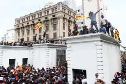 Sri Lanka, en llamas: tomaron la casa presidencial y se bañaron en la pileta