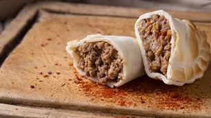 Tras la polémica entre Luis Caputo y Ricardo Darín: cuánto cuestan las empanadas en Argentina