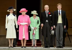 Después del Rey de España, ¿debe abdicar la Reina británica?