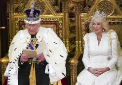 Fotogalería: el rey Carlos III y la reina Camilla deslumbran en el parlamento en medio de la crisis del gobierno laborista británico