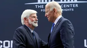 Alberto Fernández recibió a Chris Dodd, enviado de Biden para la Cumbre, pero no confirmó su viaje a Los Angeles