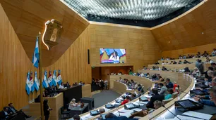 La oposición logra dos "victorias" en la Unicameral y el gobierno deberá explicar el aumento del agua en la Capital