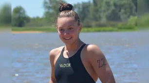 Tiene 19 años y se convirtió en la nadadora más joven en cruzar el Río de la Plata