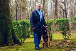 El perro de Alain Delon se salvó de ser sacrificado y enterrado junto al actor, como él quería