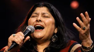 Mercedes Sosa, la voz que volvió a sanar a Argentina: exilio, coraje y un histórico regreso