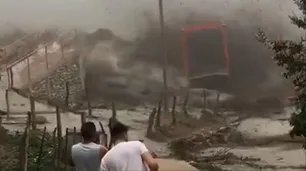 Video: un alud derrumbó un puente en Catamarca y dejó aislada una localidad
