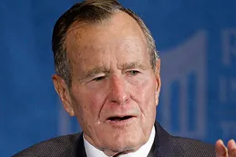 Internan a George Bush padre