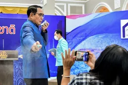 Tailandia: primer ministro roció alcohol sobre periodistas