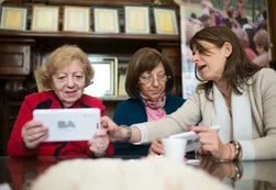 Lanzamiento en Ciudad: llegó "Tinder" para jubilados