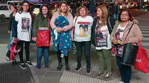 Dolor y esperanza: viajan miles de kilómetros pidiendo que no dejen de buscar a sus hijos