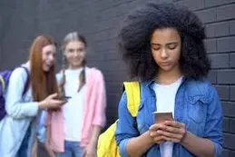 “Cultura de la urgencia”: alertan por el impacto de las redes sociales en la salud mental de los adolescentes
