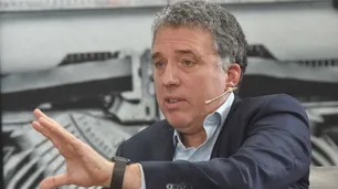 Dujovne propuso invertir el swap de monedas en bonos y le llovieron las críticas