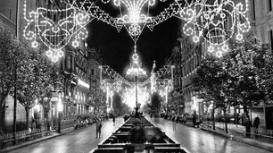 La Avenida de Mayo cumple 127 años: con vestido francés pero vulgarmente pintarrajeada