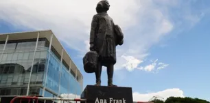 Todos los detalles de la aparición de la estatua de Ana Frank