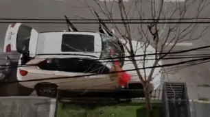 Escándalo en Santa Fe: una mujer le destrozó la camioneta con un matafuego a su pareja