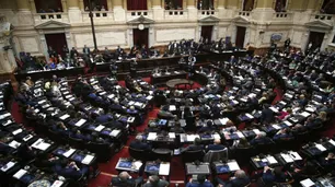 La Ley Bases atraviesa la recta final de definiciones y tambalean las privatizaciones de Aerolíneas, Correo y medios públicos