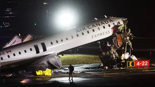 Chocó un avión con un camión de bomberos en el aeropuerto LaGuardia de Nueva York: hay dos muertos