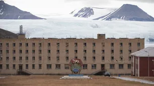 Fotos: la impactante ciudad abandonada de Pyramiden, pieza clave de Rusia en el Ártico