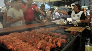 Recomiendan no consumir choripanes en puestos no autorizados por brote de triquinosis