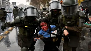 Estudiantes chilenos fueron reprimidos en una marcha masiva contra los recortes del presidente Kast