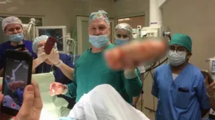 Fue al hospital por un intenso dolor abdominal, lo operaron y los médicos no pudieron creer lo que encontraron