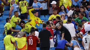 Escándalo en la semi: los jugadores uruguayos terminaron a las piñas con hinchas colombianos