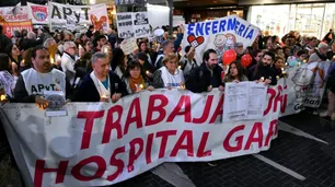 Trabajadores del Garrahan marcharon con velas al Obelisco denunciando vaciamiento y con críticas a Milei