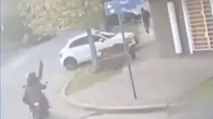 Dos motochorros le dispararon a un albañil para robarle las zapatillas: “lo patearon en el piso”