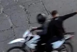 Video: dos motochorros mataron a un joven de 21 años delante de su novia y su bebé